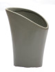 Jarrón gris con abertura ancha.